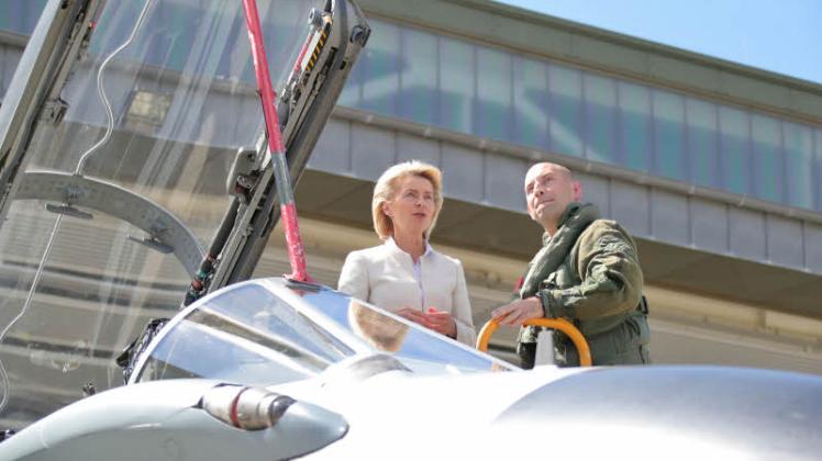 Fachgespräch in luftiger Höhe: Verteidigungsministerin Ursula von der Leyen mit einem Tornado-Piloten. 
