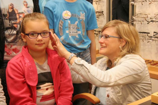 Schick und wichtig: Augenoptikerin Alexandra Fuhrmann passt Olga (9) eine neue Brille an.