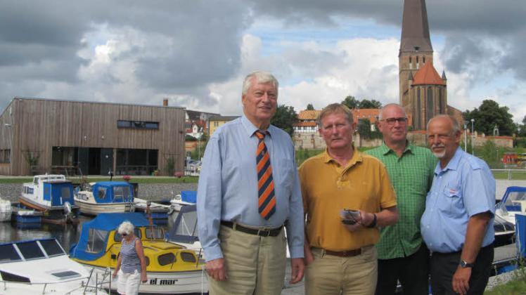 Am neuen Sportboothafen des WSV Hanseat Rostock: Vereinsvorsitzender Gerald Bergmann, der zweite Vorsitzende Horst Lehmann, Hafenmeister Michael Schneider und Jugendwart Egon Bartschat teilen die Leidenschaft für den Motorbootsport.  