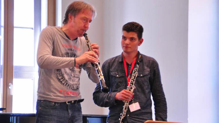Der Berliner Philharmoniker Albrecht Mayer (l.) ist einer der Dozenten die Studenten wie Alexander Kauel beim Sommercampus an der HMT außer der Reihe unterrichten. 