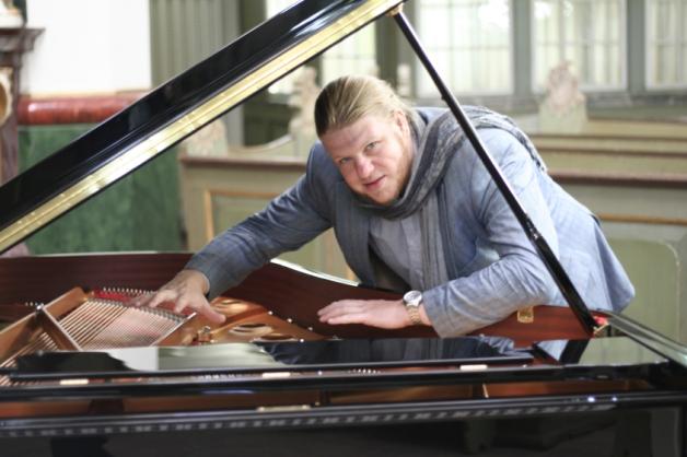 Das Klavierspiel beherrscht der 31-Jährige so virtuos wie seine sonore Bassbaritonstimme: Keno Brandt.  