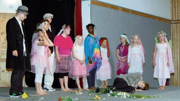 Je sechs  Schüler der Grundschule Barkelsby und der Eckernförder "Schule am Noor, Schwerpunkt geistige Entwicklung"  präsentieren als Storm-Tänzer Gedichte und Verse. Foto: dis