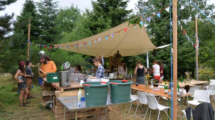 Extra für das Sommercamp haben sich die Aktiven eine Sommerküche eingerichtet, gekocht wird reihum.  Fotos: Pohle 