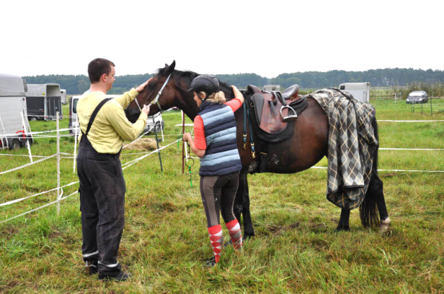 Katharina Witt macht ihr Pferd „Coco“ für den nächsten Abschnitt des Distanzrittes fertig.  Fotos: Neumann 