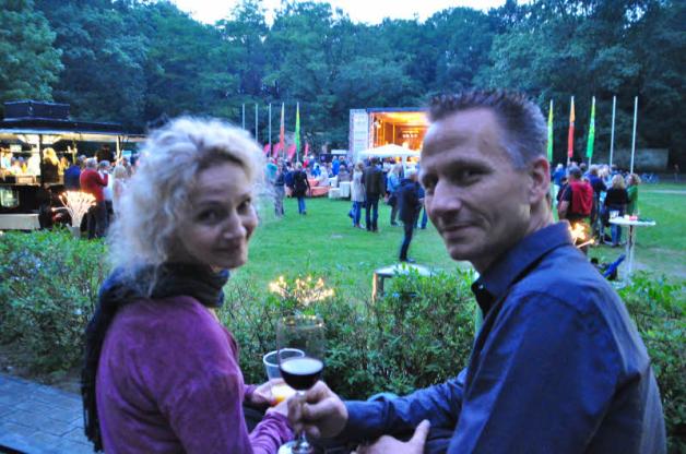Die Musik und die entspannte Atmosphäre im Grünen genießen Britta und Torsten aus Rostock am Sonnabend im Zoo.