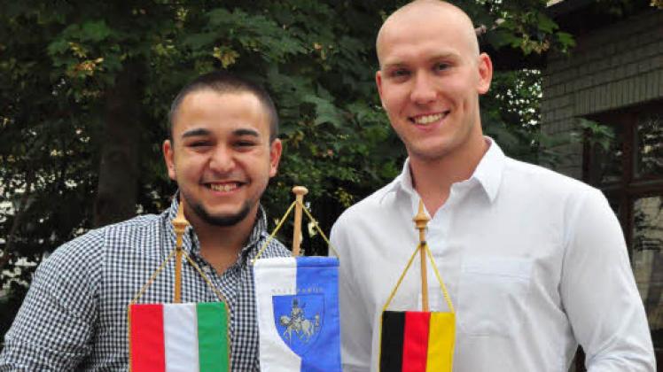 Absolvieren ein Praktikum in Rostock: Tóth Sándor (l.) und Biczó Márk Antal aus Ungarn lernen in Deutschland viel Neues.  