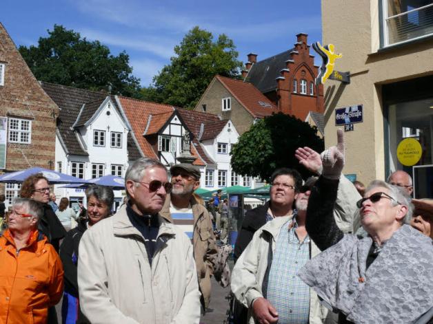 Dezente Hinweise auf die Sehenswürdigkeiten an den Flensburger Fassaden. Dezente Hinweise auf die Sehenswürdigkeiten an den Flensburger Fassaden.