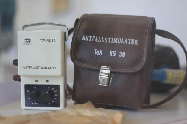 Keller und Dachböden beherbergten Reliquien wie diesen Notfallstimulator. Keller und Dachböden beherbergten Reliquien wie diesen Notfallstimulator.