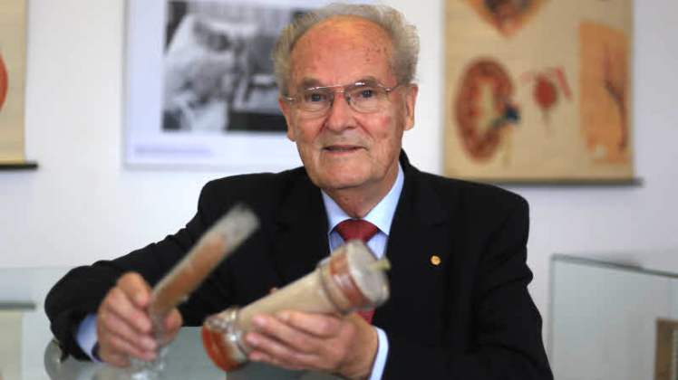 Die Idee für das erste in Rostock eingesetzte Dialysegerät hatte Prof. Horst Klinkmann dank einer Bockwurst.  Fotos: josefine rosse 