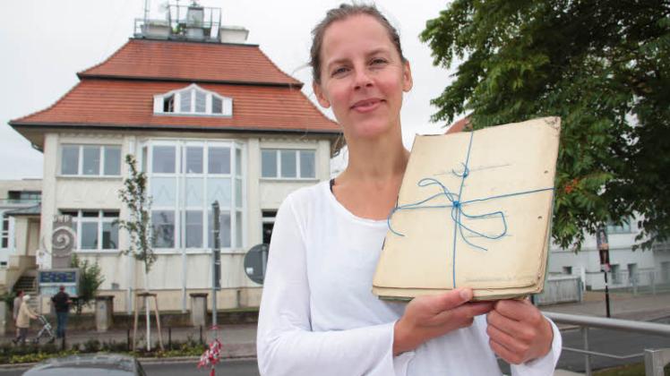 Wetterbeobachterin Ramona Glatzer ist seit 1994 in Warnemünde in der Seestraße 15a tätig. Sie zeigt alte Beobachtungsbücher, die es seit Aufzeichnungsbeginn 1946 gibt.  