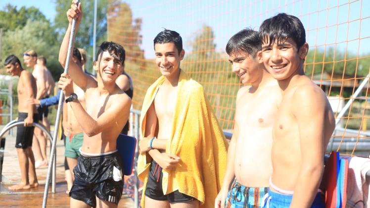 Lernen bringt Freude: Mohamed Ali, Ahmed, Abdalziz und Noori Ali (v. l.) haben Spaß beim Schwimmunterricht im Flussbad.  