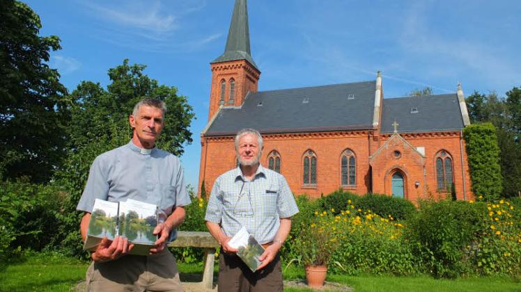 Pastor Erhard Graf (l.) und Klaus-Rainer Martin stellen die neue Kirchenbroschüre. 