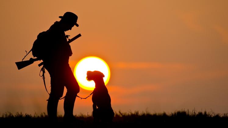Ein Jäger und sein Hund. /Symbolfoto