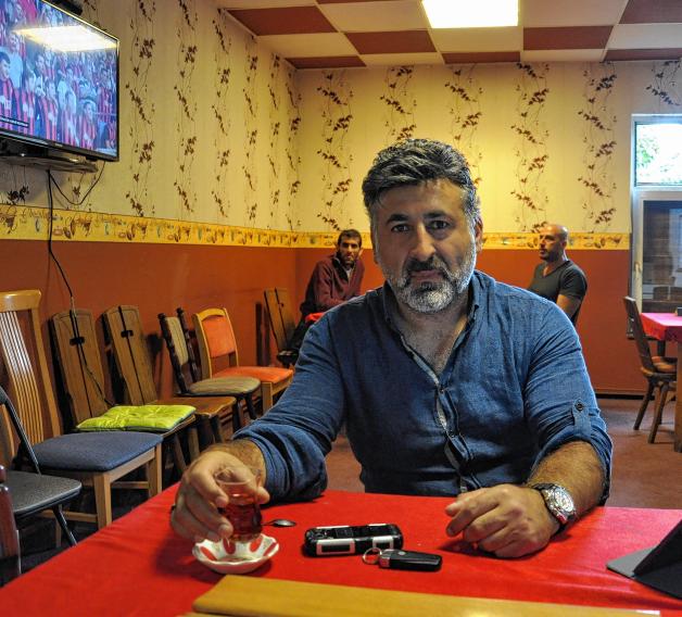Nihat Tütünen, Eigentümer des Gebäudes, in dem Raum hinter dem Gebetsraum. Er lädt die Parchimer zum Gespräch ein. Nihat Tütünen, Eigentümer des Gebäudes, in dem Raum hinter dem Gebetsraum. Er lädt die Parchimer zum Gespräch ein.