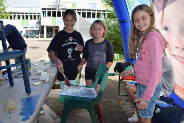 Julie (8), Anna Lotta (9) und Anna (10, v.l.) haben sich ihre Eckis bei der „Malerin aus Osterby“ verdient. Julie (8), Anna Lotta (9) und Anna (10, v.l.) haben sich ihre Eckis bei der „Malerin aus Osterby“ verdient.