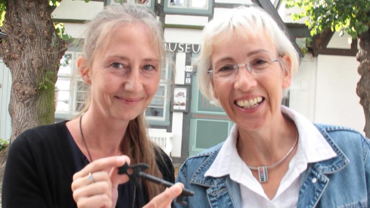 Symbolische Schlüsselübergabe: Annika Preibisch (l.) erhält den Schlüssel von Kathrin Möller, die jetzt auf das Tradtionsschiff wechselt.  