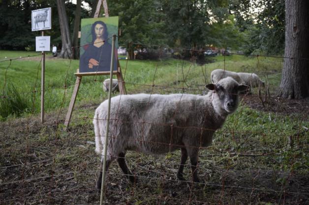 „Schaf-bewacht“ war die Mona Lisa in der Louvre-Außenstelle.