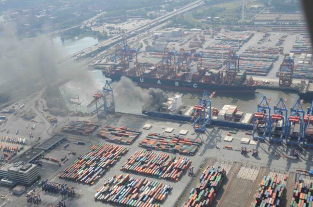 Am Burchardkai in Waltershof ist die Fracht des Containerschiffs Arauco der chilenischen Hamburg-Süd-Tochter CCNI in Brand geraten.