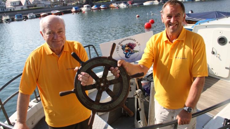 Der langjährige Vorsitzende Horst Buttgereit (l.) mit dem aktuellen Hans-Joachim Bonin auf dem Taucherboot „Koralle“.  