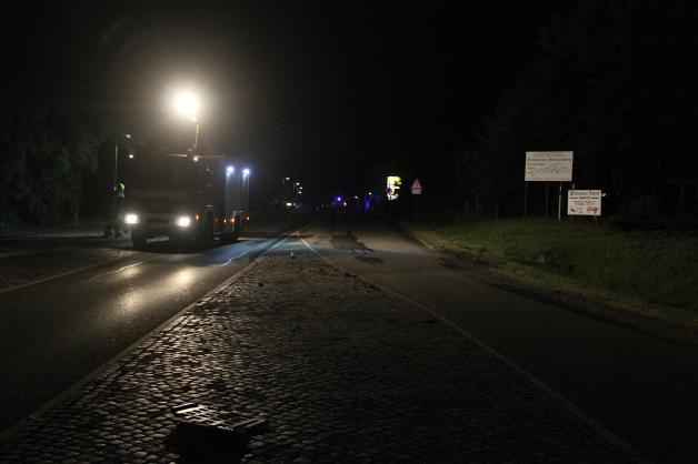 Schwerer Unfall in Sanitz: 57-Jähriger rast nach Irrfahrt über Verkehrsinsel und rammt Auto - Verkehrsschild bohrt sich in Frontscheibe - Fahrer schwer verletzt - B 110 voll gesperrt