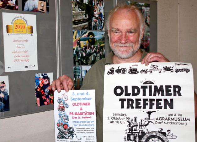 Falko Hohensee mit Veranstaltungsplakaten im Wandel der Zeiten. Mit dem ersten Oldtimertreffen (rechts) am 3. Oktober 1992 fing alles an. Falko Hohensee mit Veranstaltungsplakaten im Wandel der Zeiten. Mit dem ersten Oldtimertreffen (rechts) am 3. Oktober 1992 fing alles an.