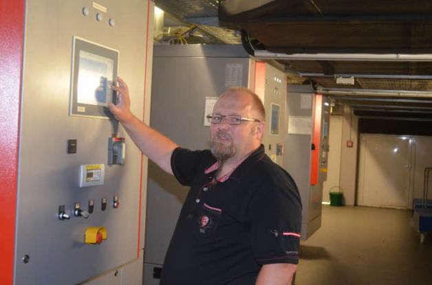 Benito Krüger im Blockheizkraftwerk des Resorts, das die Stromversorgung mit sichert. 