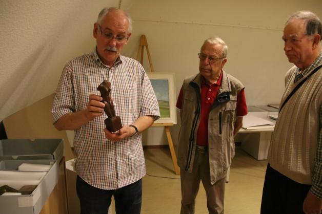 Skulpturen, wie der weibliche Torso von Bildhauer Wilhelm Kruse, werden genau wie Gemälde sehr behutsam verpackt. Skulpturen, wie der weibliche Torso von Bildhauer Wilhelm Kruse, werden genau wie Gemälde sehr behutsam verpackt.