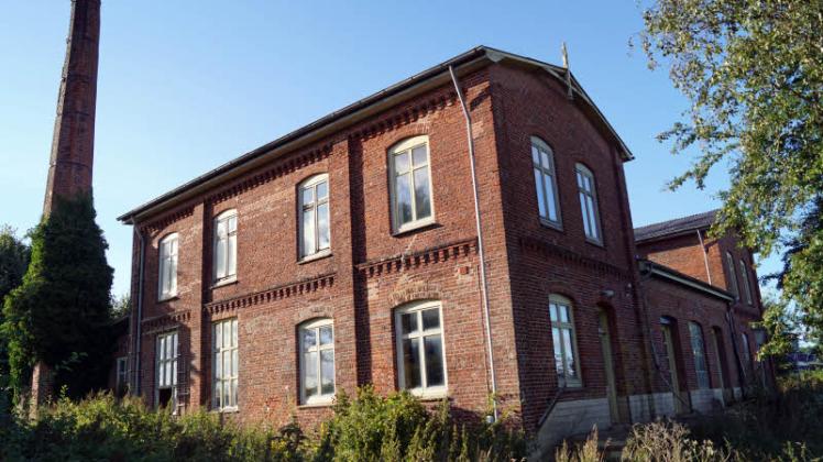 Die alte Meierei von Twedt: Vor alle m der inzwischen schief stehende Schornstein bereitet dem Bürgermeister Sorgen.  