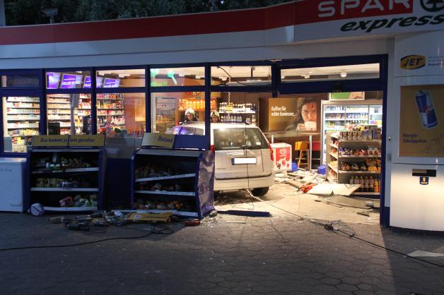 Auto rast in Rostock in Tankestelle und quetscht Kassiererin am Tresen ein - Schwer verletzt Auto rast in Rostock in Tankestelle und quetscht Kassiererin am Tresen ein - Schwer verletzt