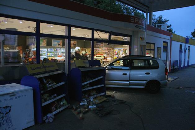 Auto rast in Rostock in Tankestelle und quetscht Kassiererin am Tresen ein - Schwer verletzt