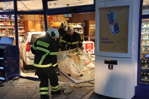 Auto rast in Rostock in Tankestelle und quetscht Kassiererin am Tresen ein - Schwer verletzt Auto rast in Rostock in Tankestelle und quetscht Kassiererin am Tresen ein - Schwer verletzt