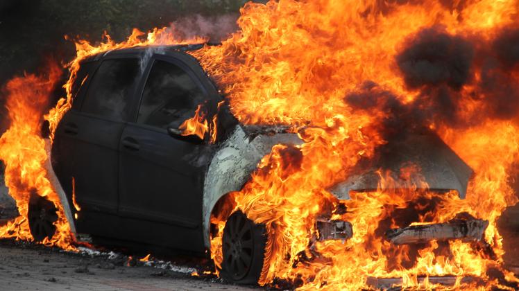 Auto lichterloh in Toitenwinkel in Flammen - Ursache offenbar technischer Defekt - Feuer greift auf Baum über