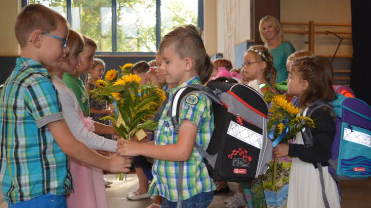 Sonnenblumen für die Neuen: Die 2. Klassen begrüßten bei der Einschulungsfeier in der Grundschule „Fritz Reuter“ die Erstklässler.
