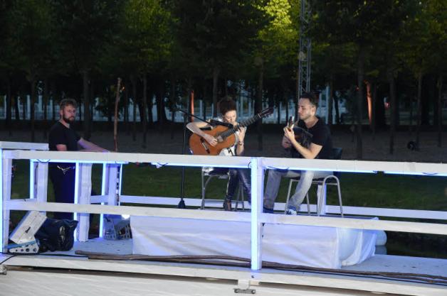Die schwimmende Bühne auf dem Kreuzkanal: Das Gitarrenduo Carisma erfreute die Besucher mit gefühlvollen Klängen.