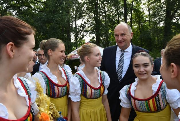 Ministerpräsident Dietmar Woidke unterhält sich mit den jungen Damen der Neuenhagener Tanzgruppe, die beim Landesfest auftraten.
