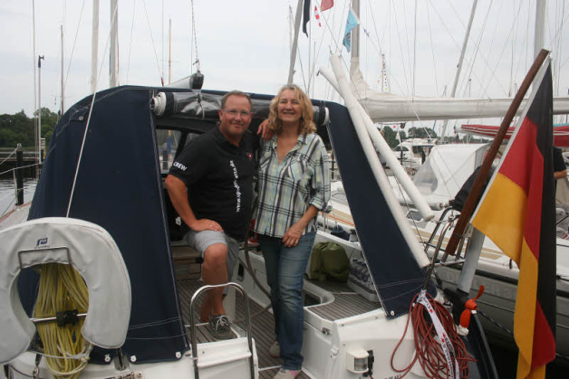Einen Tag vor der Regatta besichtigte Gisela Floto gemeinsam mit Kapitän Frank Germighausen schon mal das Regattaschiff „Sea Ya“.  