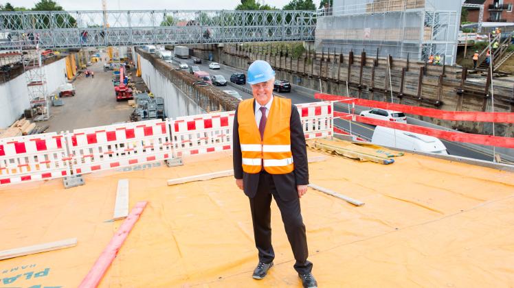 Die ersten zwölf Meter Deckel sind fertig: Hamburgs Verkehrssenator Frank Horch (parteilos) steht in Schnelsen auf dem neuen Dach der A7.