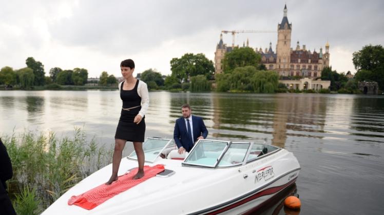 Die Bundesvorsitzende der AfD, Frauke Petry, steigt in Schwerin zur AfD-Wahlparty zu den Landtagswahlen aus einem Boot aus.