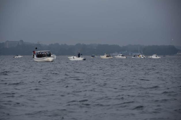 Im Pulk ankern die Mitglieder des Angelsportvereins „Gut Fang“ Eckernförde mit rund 20 Booten vor der Mole des Kranzfelder Hafens. 