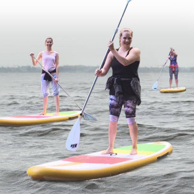 Auf Wind sind Anja, Lena und Ellen auf dem rechten Foto nicht angewiesen. Ihnen reicht ein Paddel für die neue Trendsportart. Auf Wind sind Anja, Lena und Ellen auf dem rechten Foto nicht angewiesen. Ihnen reicht ein Paddel für die neue Trendsportart.