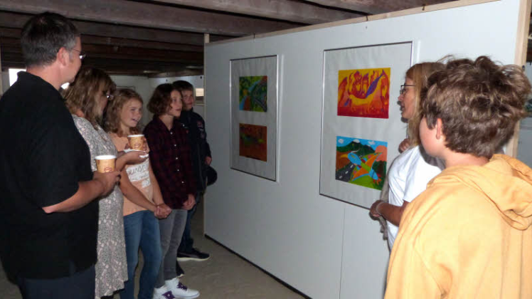 Die Jungen und Mädchen erläuterten bei der Vernissage begeistert ihre Bilder.  