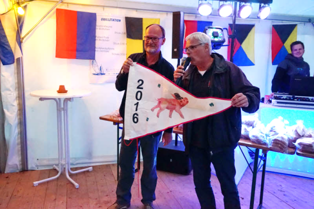 Den „Spanferkel-Stander 2016“ überreicht ASC-Vorsitzender Peter Boltz (r.) seinem Stellvertreter Claus Nissen. Den „Spanferkel-Stander 2016“ überreicht ASC-Vorsitzender Peter Boltz (r.) seinem Stellvertreter Claus Nissen.