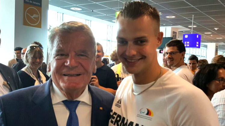 Rostocker unter sich: Reno Tiede bei der Verabschiedung nach Rio Arm in Arm mit Bundespräsident Joachim Gauck  
