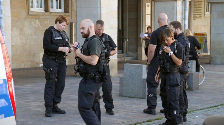 Migrationsamt in Rostock gestürmt: Polizei-Großeinsatz auf Neuem Markt - Ausländer drängen in Amt - Rangeleien - Wachdienst ruft Polizei zur Hilfe Migrationsamt in Rostock gestürmt: Polizei-Großeinsatz auf Neuem Markt - Ausländer drängen in Amt - Rangeleien - Wachdienst ruft Polizei zur Hilfe