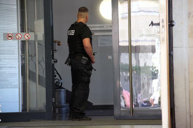 Migrationsamt in Rostock gestürmt: Polizei-Großeinsatz auf Neuem Markt - Ausländer drängen in Amt - Rangeleien - Wachdienst ruft Polizei zur Hilfe