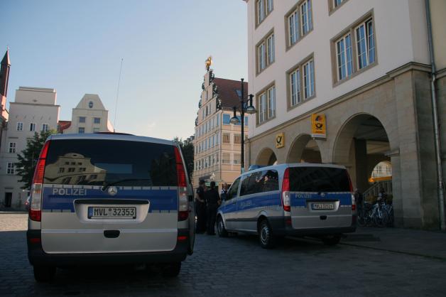 Migrationsamt in Rostock gestürmt: Polizei-Großeinsatz auf Neuem Markt - Ausländer drängen in Amt - Rangeleien - Wachdienst ruft Polizei zur Hilfe