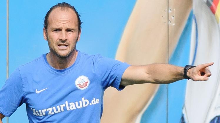 Richtungsvorgabe mit Stirnrunzeln: „Wir müssen wieder mehr Siegeswillen und Galligkeit an den Tag legen“, fordert Hansa-Trainer Christian Brand von seinem Team.  