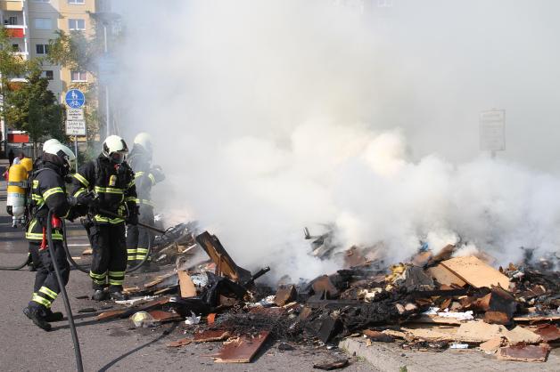 Sperrmüll fängt in Müllauto Feuer - Fahrer kippt brennenden Unrat in Toitenwinkel auf Straße Sperrmüll fängt in Müllauto Feuer - Fahrer kippt brennenden Unrat in Toitenwinkel auf Straße