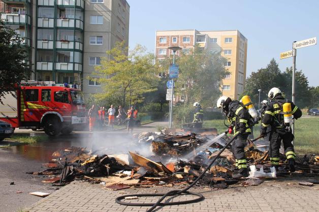 Sperrmüll fängt in Müllauto Feuer - Fahrer kippt brennenden Unrat in Toitenwinkel auf Straße Sperrmüll fängt in Müllauto Feuer - Fahrer kippt brennenden Unrat in Toitenwinkel auf Straße