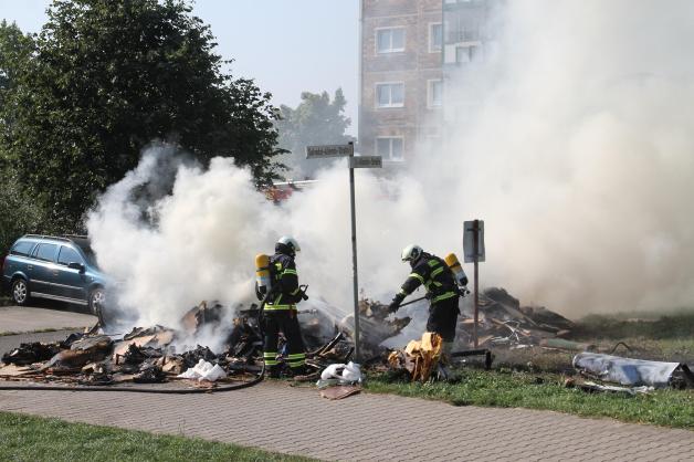 Sperrmüll fängt in Müllauto Feuer - Fahrer kippt brennenden Unrat in Toitenwinkel auf Straße Sperrmüll fängt in Müllauto Feuer - Fahrer kippt brennenden Unrat in Toitenwinkel auf Straße